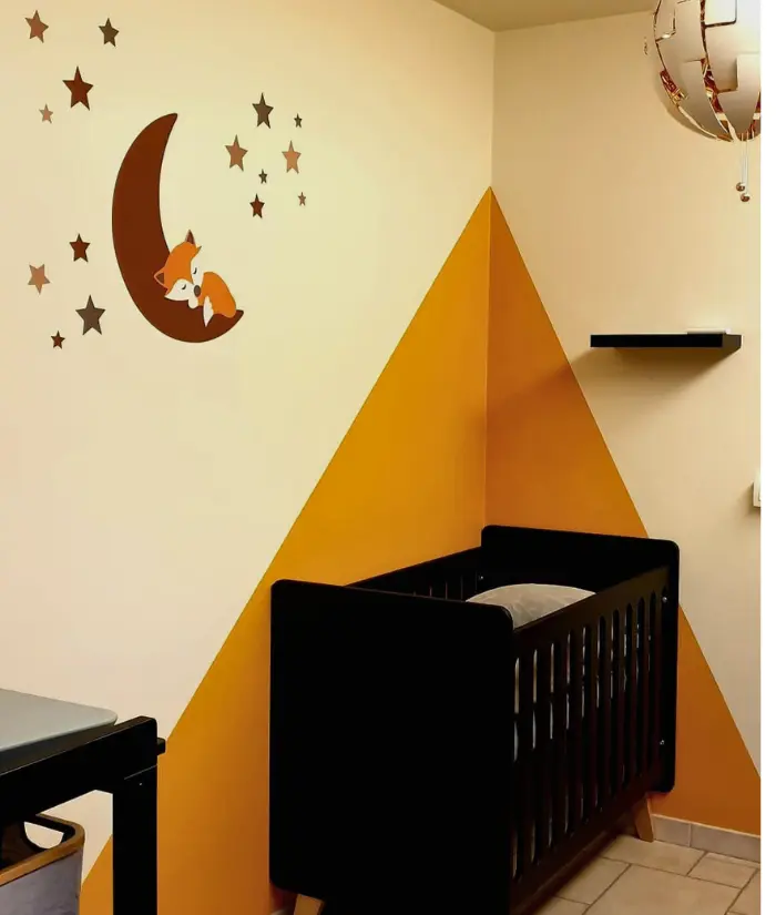 Okergele babykamer met vosje op de maan behangsticker